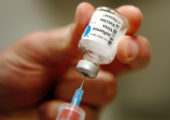 A nurse prepares an injection of the influenza vaccine at Massachusetts General Hospital in Boston, Massachusetts January 10, 2013.  With flu cases in this city up tenfold from last year, the mayor of Boston declared a public health emergency January 9 as authorities around the United States scrambled to cope with a rising number of patients.   REUTERS/Brian Snyder    (UNITED STATES - Tags: HEALTH SOCIETY) - RTR3CANY